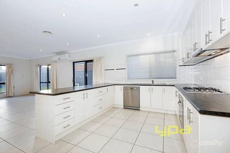 Property photo of 10 Gill Place Caroline Springs VIC 3023