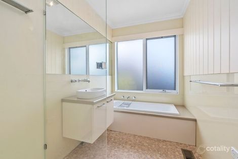 17 Montgomery Ave, Hamlyn Heights, VIC 3215