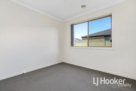 Property photo of 5 Salvia Avenue Pakenham VIC 3810