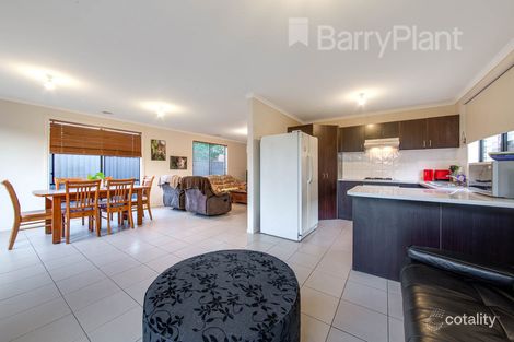 Property photo of 10 Dianella Close Pakenham VIC 3810