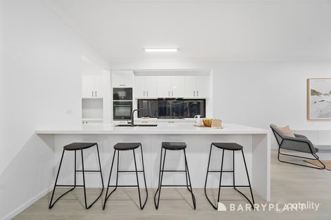 Property photo of 8 Fairlight Avenue Keysborough VIC 3173