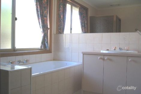 Property photo of 2 Elbe Close Werribee VIC 3030