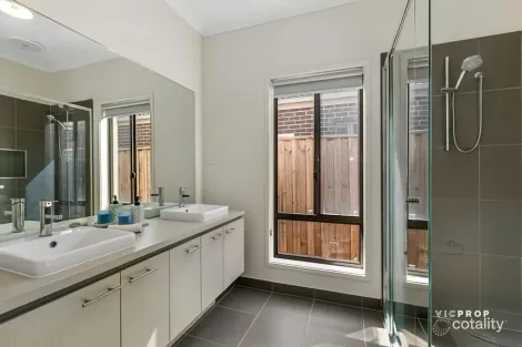 Property photo of 16 Oberon Street Point Cook VIC 3030