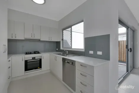 Property photo of 2/99 Wynnum Esplanade Wynnum QLD 4178