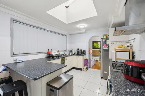 Property photo of 28 Glenroy Crescent St Johns Park NSW 2176