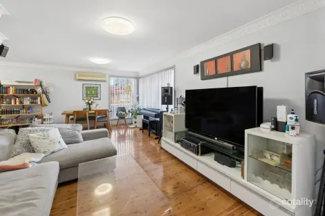 Property photo of 28 Glenroy Crescent St Johns Park NSW 2176