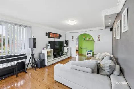 Property photo of 28 Glenroy Crescent St Johns Park NSW 2176