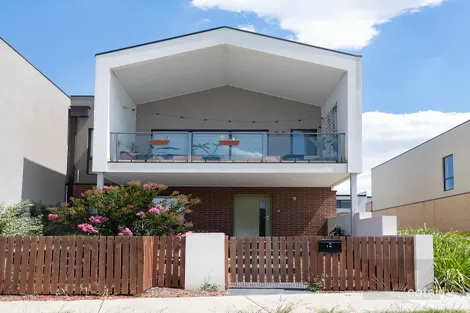 Property photo of 14 Queen Circuit Sunshine VIC 3020