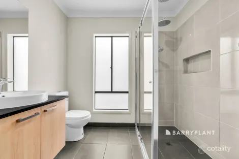Property photo of 18 Deegan Way Cranbourne East VIC 3977