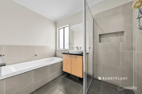 Property photo of 18 Deegan Way Cranbourne East VIC 3977