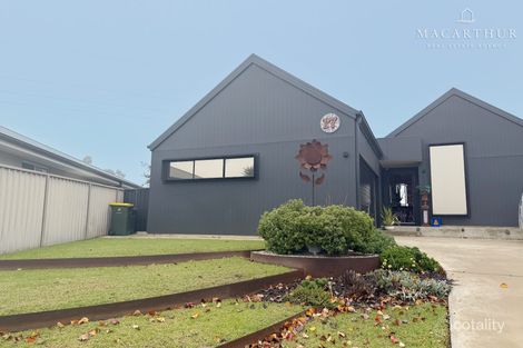 Property photo of 17 Park Place Lloyd NSW 2650