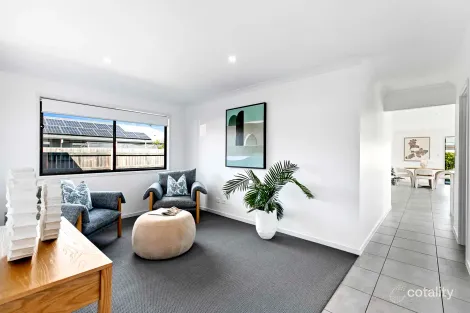 Property photo of 8 Bayside Close Point Vernon QLD 4655