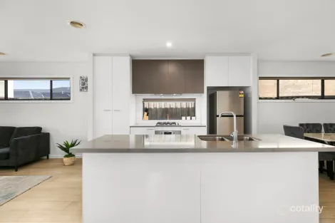 Property photo of 24 Lavinia Street Greenvale VIC 3059