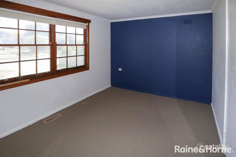 Property photo of 14 Chifley Crescent Kooringal NSW 2650