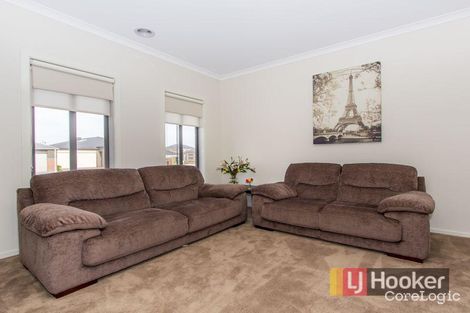 Property photo of 4 Faringdon Crescent Cranbourne North VIC 3977