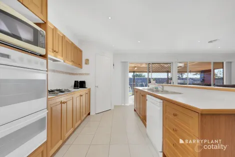 Property photo of 21 Hobson Crescent Mill Park VIC 3082