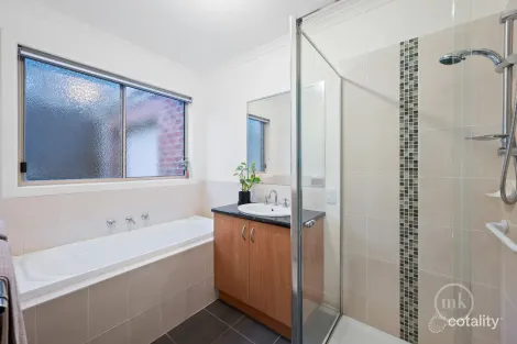 Property photo of 12 Breenview Place Doreen VIC 3754