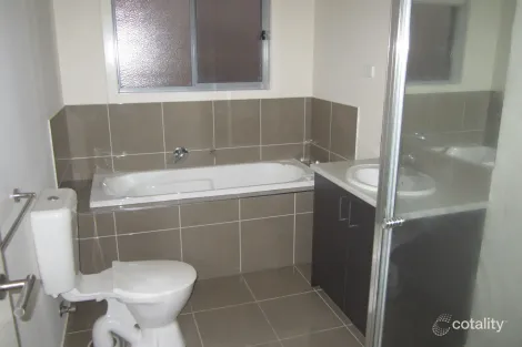 Property photo of 33/11 Hawk Avenue Pakenham VIC 3810