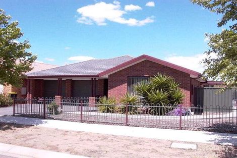 18 Carinya Bvd, Burnside, VIC 3023