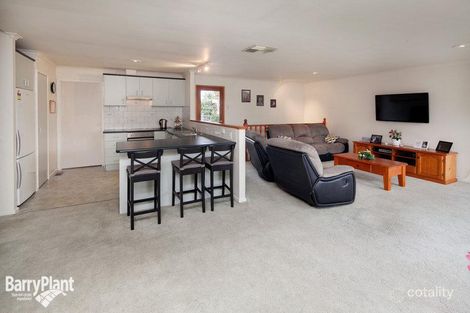 Property photo of 14 Aquila Crescent Endeavour Hills VIC 3802