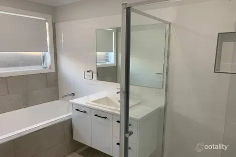 Property photo of 2/8 Wylie Court Boorooma NSW 2650