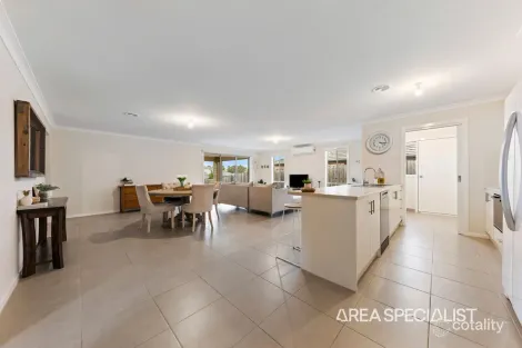 Property photo of 41 Meadowlea Crescent Pakenham VIC 3810