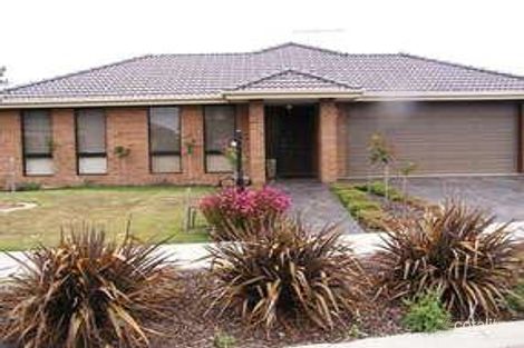 Property photo of 28 Dickerson Way Caroline Springs VIC 3023