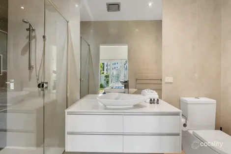 Property photo of 14 Eady Avenue Broadbeach Waters QLD 4218