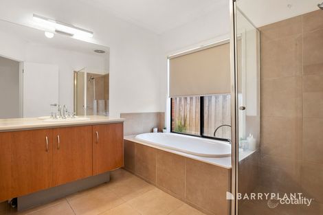 Property photo of 2 Parkedge Circuit Rosebud VIC 3939