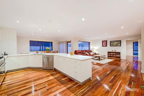 Property photo of 17 Margaret Place Taylors Hill VIC 3037