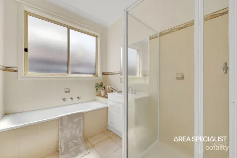 Property photo of 3 Strutt Place Caroline Springs VIC 3023