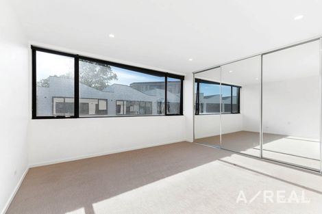 Property photo of 13 Sharp Circuit Mill Park VIC 3082