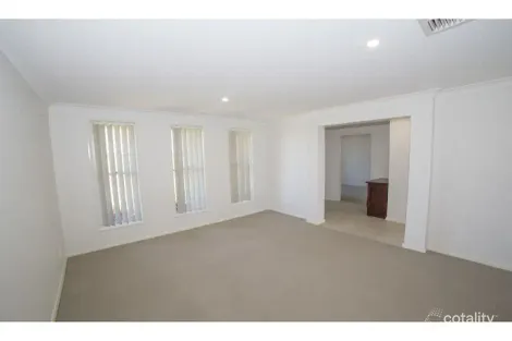 Property photo of 20 Hindmarsh Esplanade Dubbo NSW 2830