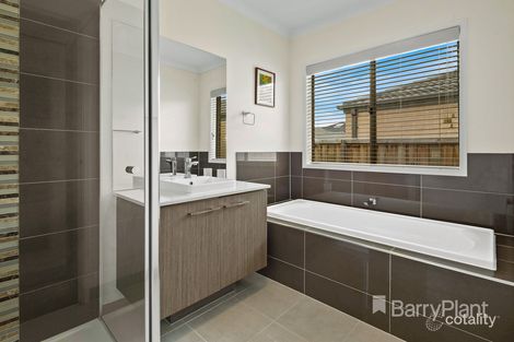 Property photo of 40 Attunga Grove Werribee VIC 3030