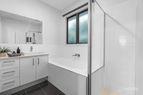 Property photo of 2/22 Amdura Road Doncaster East VIC 3109