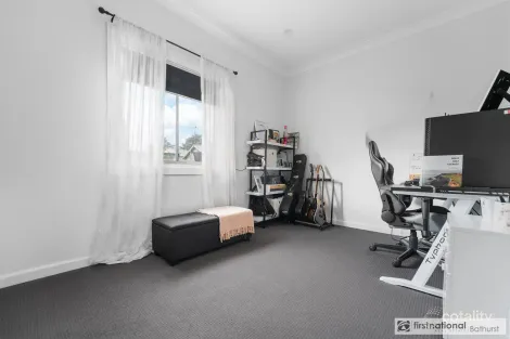 Property photo of 2 Chifley Place West Bathurst NSW 2795