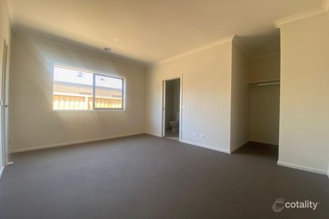 Property photo of 10 Prosperous Way Cranbourne East VIC 3977
