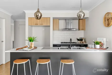 Property photo of 14 Fawkner Crescent Armstrong Creek VIC 3217