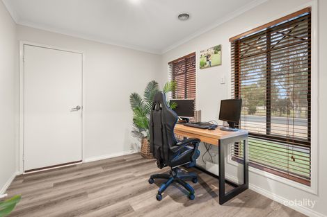 Property photo of 19 Edgewater Circuit Cairnlea VIC 3023