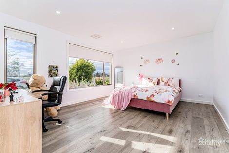 Property photo of 22 Sunmoth Road Craigieburn VIC 3064