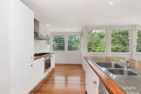 8 Cottenham St, Fairfield, QLD 4103