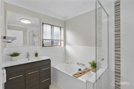 Property photo of 28 Harrow Place Arundel QLD 4214