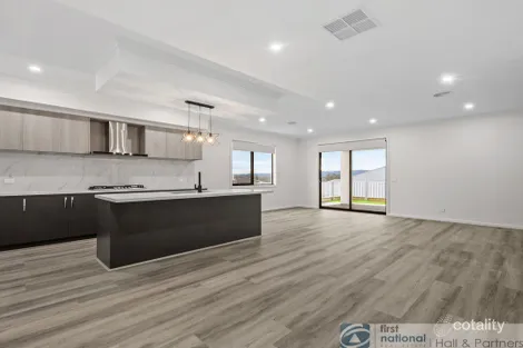 Property photo of 17 Silvertown Road Drouin VIC 3818