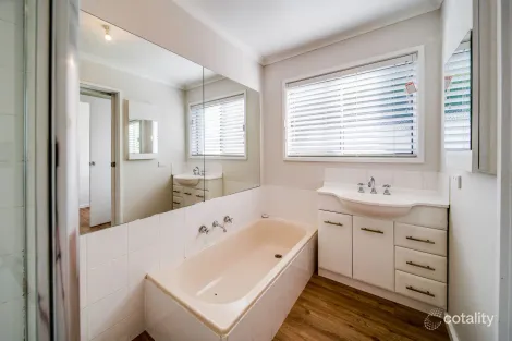 Property photo of 3 Stone Street Long Gully VIC 3550