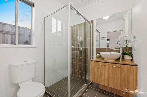 Property photo of 32 Brickwood Circuit Craigieburn VIC 3064
