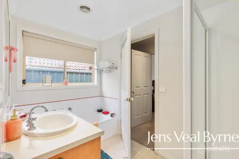 Property photo of 18 Somerset Avenue Lake Gardens VIC 3355