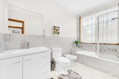 Property photo of 18 Legend Court Hallam VIC 3803