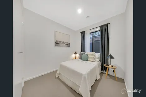 Property photo of 11 Clapham Avenue Wollert VIC 3750