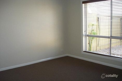 Property photo of 2/245A Mackenzie Street Centenary Heights QLD 4350
