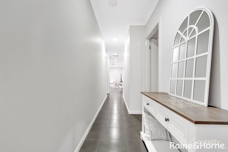Property photo of 35 Peppertree Parade Craigieburn VIC 3064